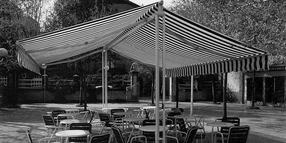 Instalación y fabricación de toldos, pérgolas, cerramientos de cristal, bioclimáticas, césped artificial y tarima en Tarragona.