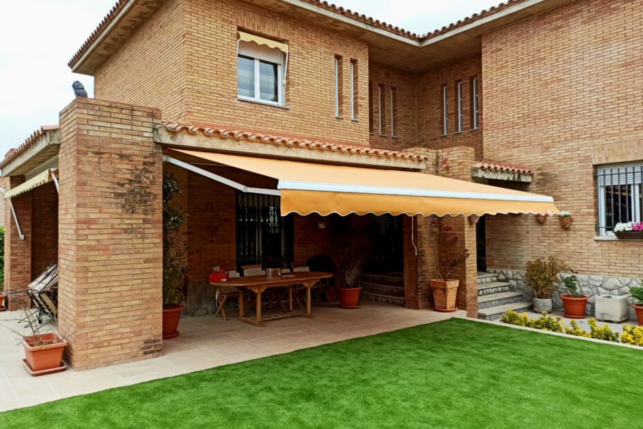 Elige Diferencias entre Toldos de Brazo Articulado y Toldos Convencionales Diferencias entre Toldos de Brazo Articulado y Toldos Convencionales