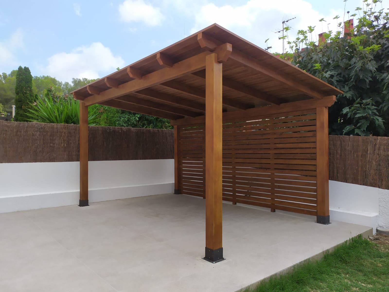 Pérgola madera con techo machiembrado